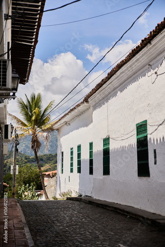 callejón con vista a las montañas en un día soleado