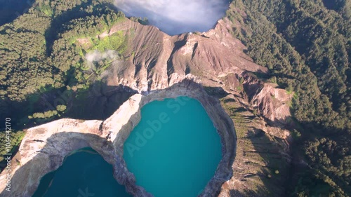 Vue aérienne spectaculaire du volcan Kelimutu et de ses lacs colorés en Indonésie - Drone