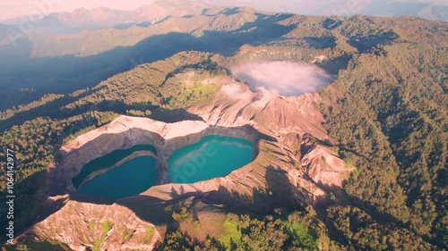 Vue aérienne spectaculaire du volcan Kelimutu et de ses lacs colorés en Indonésie - Drone