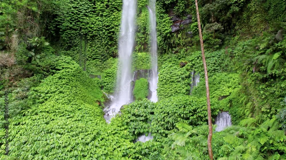Vue aérienne de la cascade de Tiu Kelep à Lombok, Indonésie