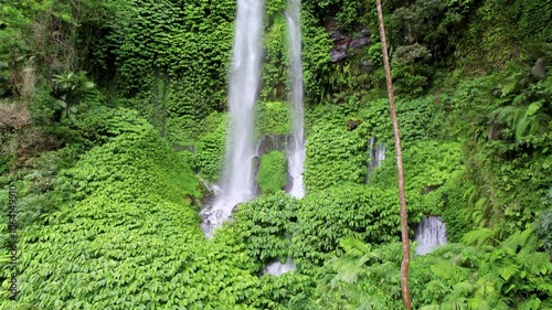 Vue aérienne de la cascade de Tiu Kelep à Lombok, Indonésie photo