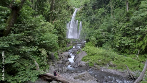 Vue aérienne de la cascade de Tiu Kelep à Lombok, Indonésie photo