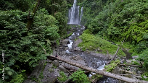 Vue aérienne de la cascade de Tiu Kelep à Lombok, Indonésie
