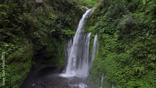 Vue aérienne de la cascade de Tiu Kelep à Lombok, Indonésie