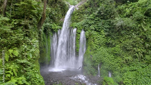 Vue aérienne de la cascade de Tiu Kelep à Lombok, Indonésie photo