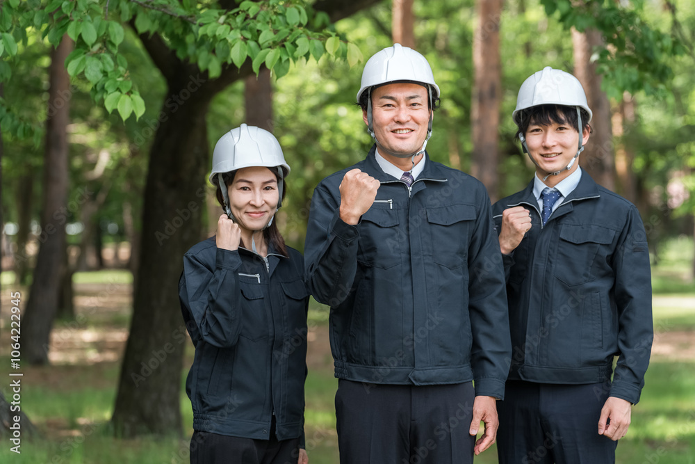 森林の中にいる林業・土木業の作業着姿の男女の作業員
森林の中にいる林業・土木業の作業着姿の男女の作業員
