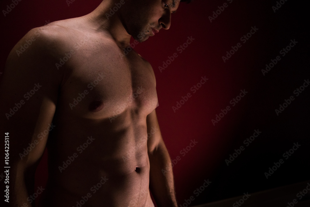 busto nudo  maschile atletico a luci soffuse rosse