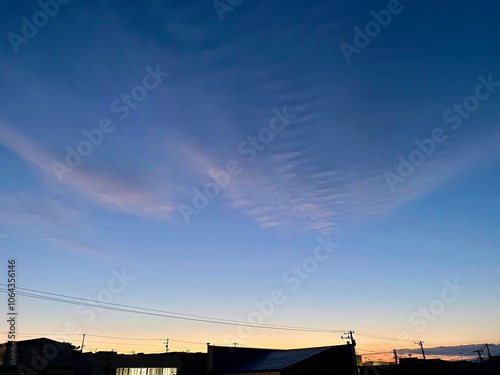 夕方の青空、建物の影 photo