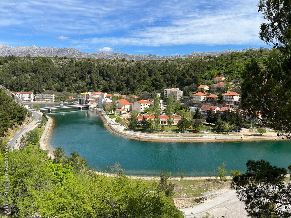 Fototapeta premium Zrmanja river and river valley with wooded shore (Obrovac, Croatia) - Fluss Zrmanja und Flusstal mit bewaldetem Ufer (Obrovac, Kroatien) - Rijeka Zrmanja i riječna dolina sa šumovitom obalom (Hrvatska