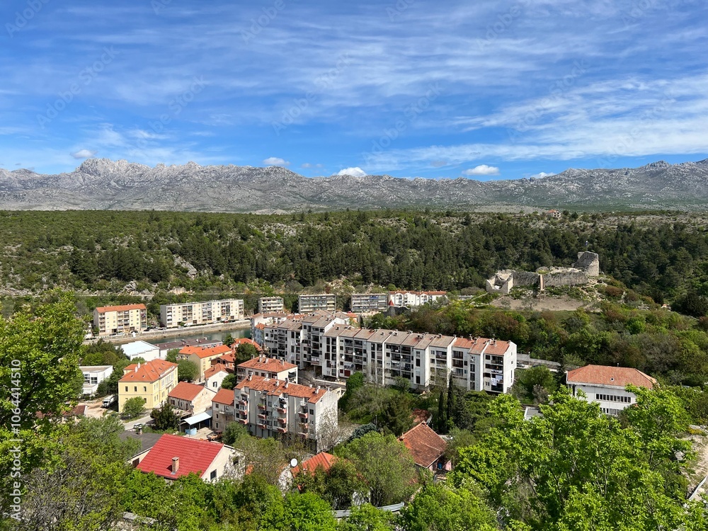 Obraz premium Obrovac Castle, Gradina Obrovac, Tvrđava Kurjaković or Fortica (Croatia) - Burg Obrovac oder Schloss Kurjakovic (Kroatien) - Utvrda Kurjaković ili tvrđava Obrovac (Hrvatska)