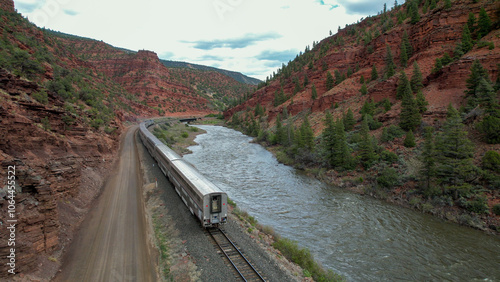 Tableau sur toile Eastbound Passenger Train at Red Canyon along Colorado River