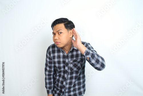 Foto attractive serious asian man do eavesdropping gesture show curiosity wearing cas