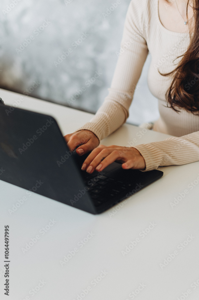 Naklejka premium woman working on laptop