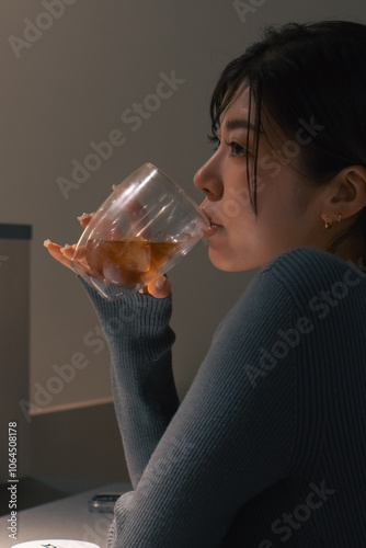 バーで飲む女性