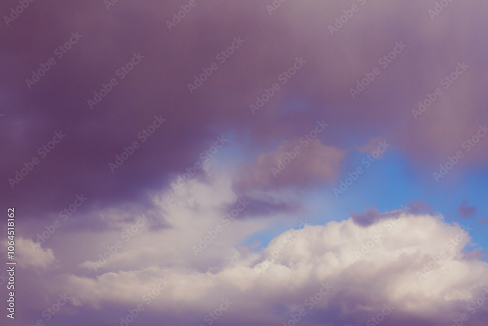 Obraz premium White heap clouds in the blue peaceful sky. The concept of psychological calmness and health. Peace of mind with the forces of nature. Air travel concept.