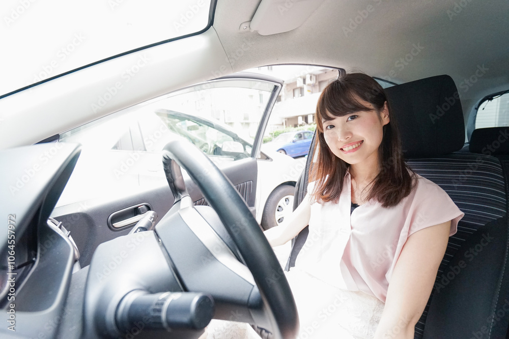 車を運転する若い日本人女性