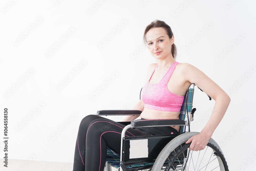 スポーツウェアを着て車椅子に乗る外国人の女性 スポーツウェアを着て車椅子に乗る外国人の女性