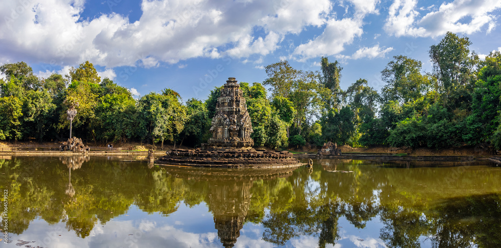 Fototapeta premium Neak Poan is an historic Hindu temple in the middle of pond at Angkor wat, Cambodia.