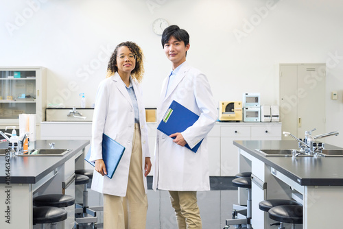 global, business, couple, researcher, scientist, lab coat, man, woman, foreigner, japanese, asian, multinational, university student, university, student, research institute, lab, science, faculty of 