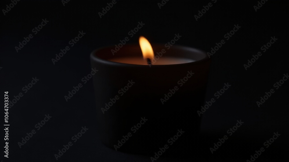 Black glass candle holder with smooth lines, perfect for a simple and elegant ambiance Black glass candle holder with smooth lines, perfect for a simple and elegant ambiance