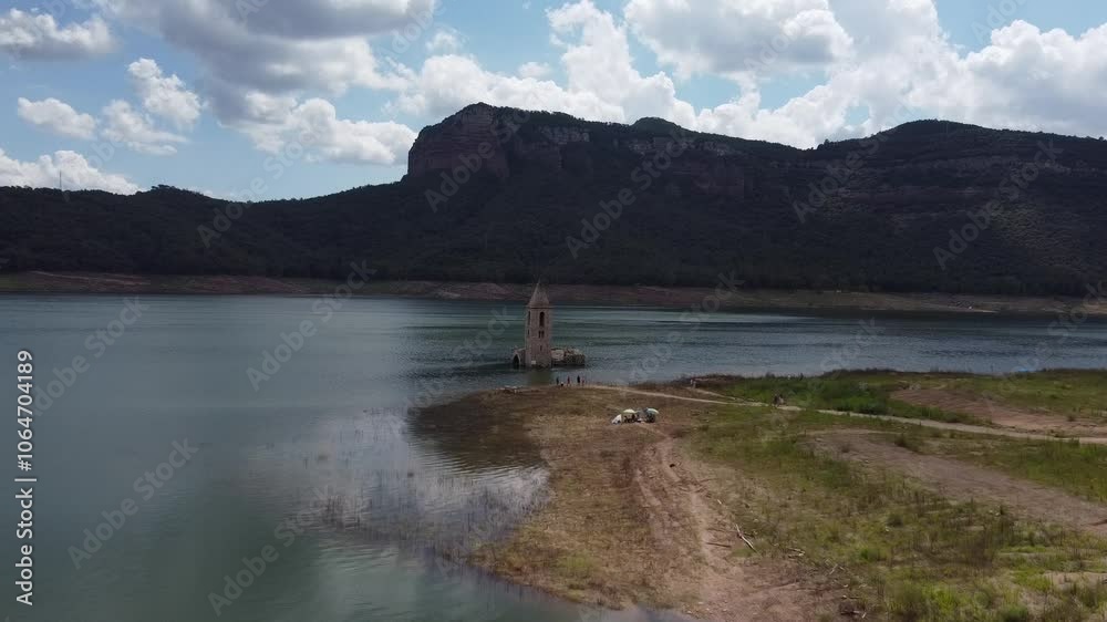 Pantano de Sau en Cataluña, España, con campanario sumergido y montañas de fondo
