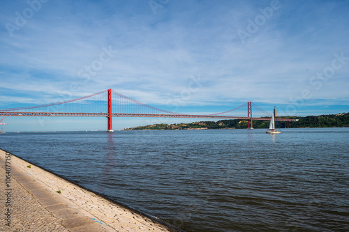 Ponte 25 de Abril in Lissabon photo