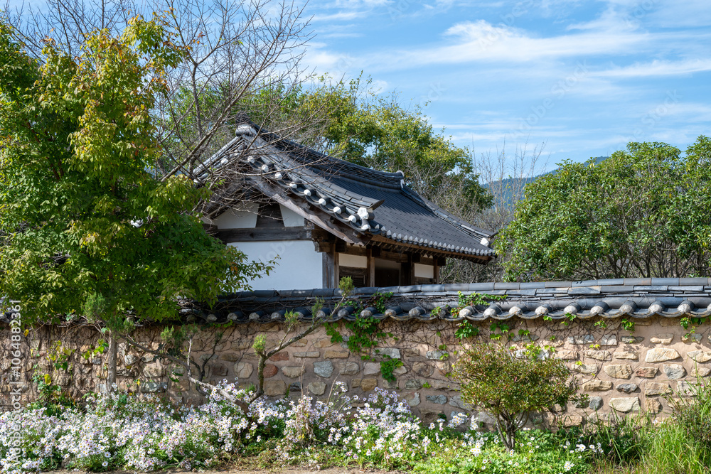 Fototapeta premium Korean Traditional House Scenery in Autumn