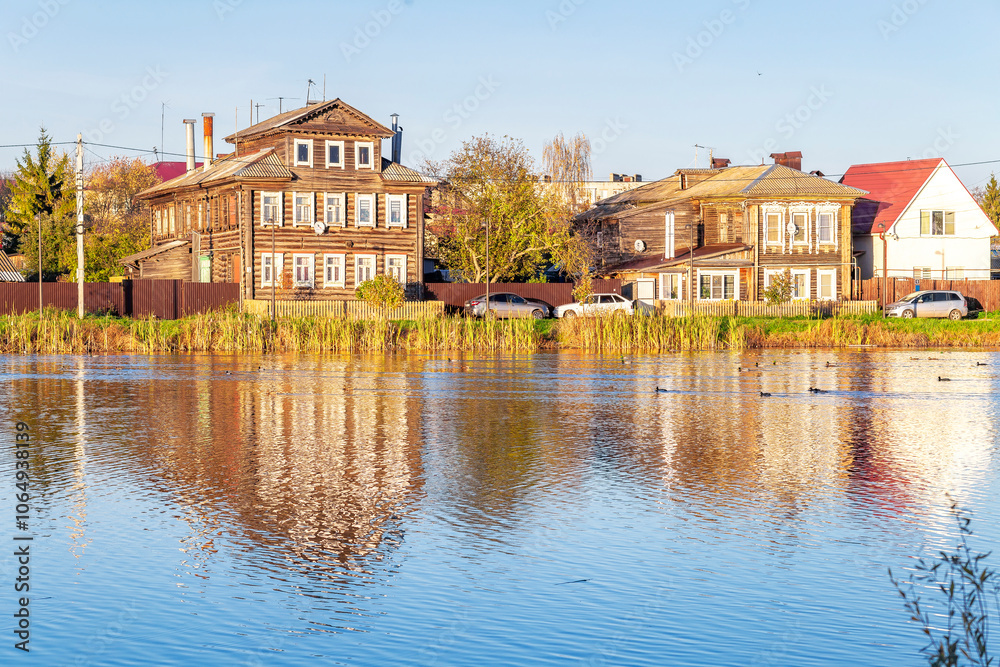Obraz premium Bogorodsk, Nizhny Novgorod region, Russia, Street view of an ancient provincial Russian city on the shore of a lake on a summer evening. An ancient building of artisans, an architectural monument.
