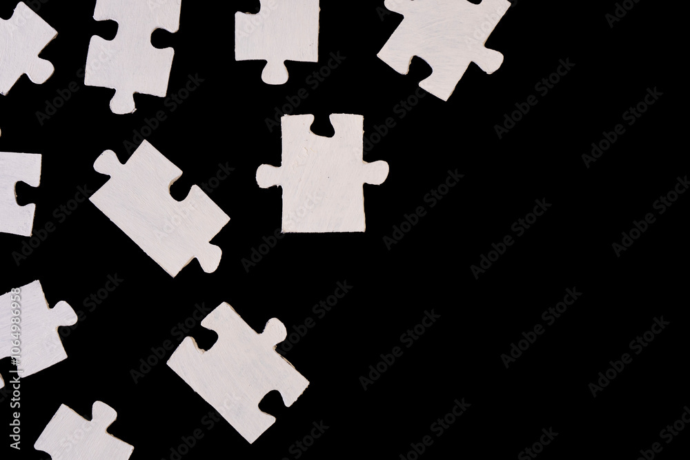 Naklejka premium The path to the solution: Disconnected and scattered puzzle pieces