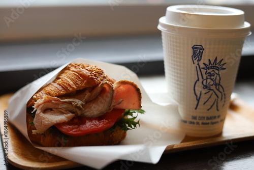 プレッツェルクロワッサンサンド白馬豚とコーヒー