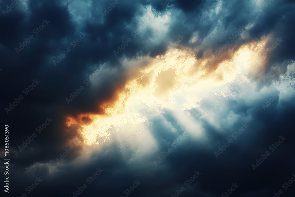 Obraz premium Dramatic Clouds with Rays of Sunlight Breaking Through