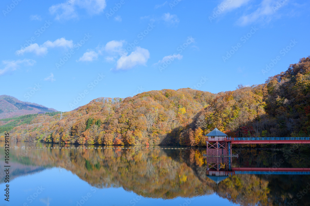 Fototapeta premium 秋の紅葉を映す上磯ダム