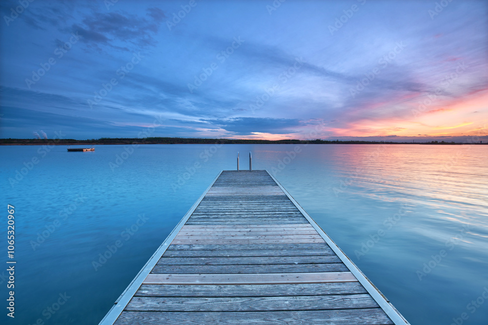 Obraz premium wooden boardwalk over the ocean in sunset light