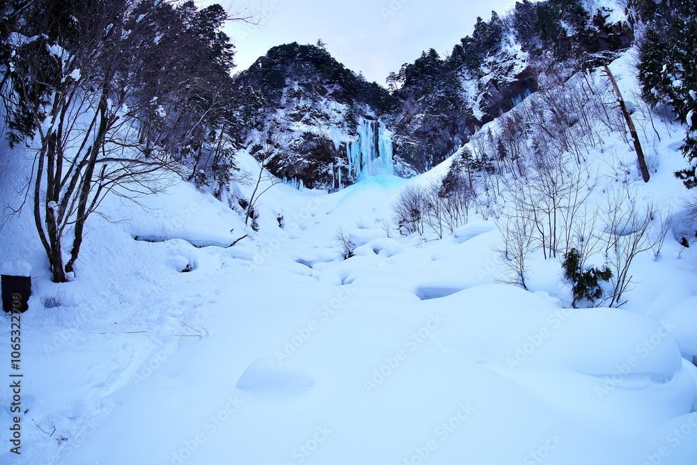 Fototapeta premium 岐阜県の高山市奥飛騨温泉郷にある平湯大滝