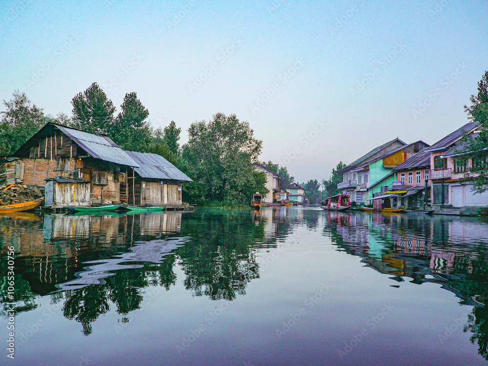 Obraz premium Srinagar, Kashmir, India - January 29, 2021 : A Closeup photo of floating house boat on Dal Lake Srinagar, Kashmir, India.