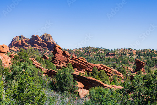 Obraz na płótnie Majestic Red Rock Formations Amidst Lush Greenery w salonie