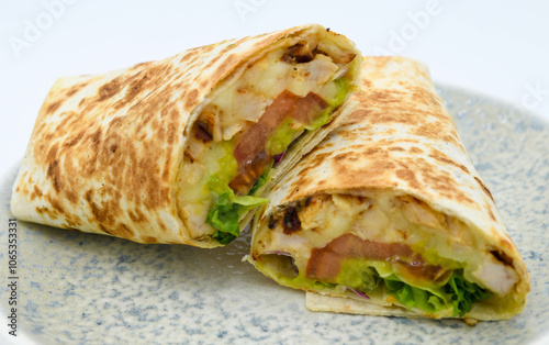 Wrap relleno de pollo tomate y lechuga.