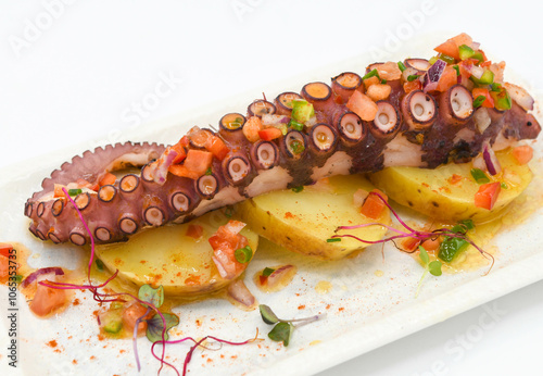 Tentáculo de pulpo gourmet servido en un restaurante de lujo