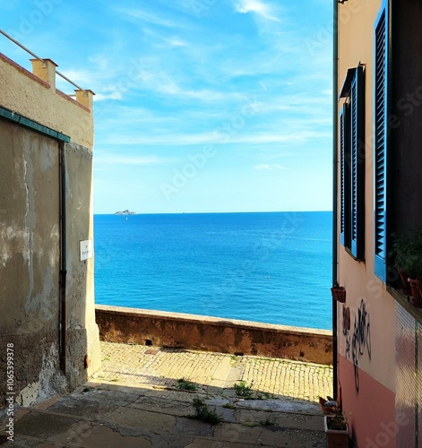 Affaccio sul mare e sull'isola di Palmaiola, Piombino Borgo vecchio photo