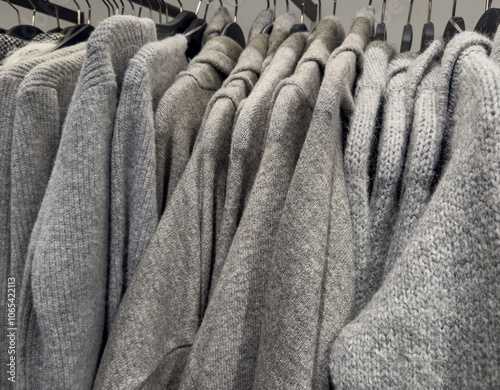 Obraz na płótnie Strickjacken und Pullover auf einem Kleiderständer in einem Kaufhaus w salonie