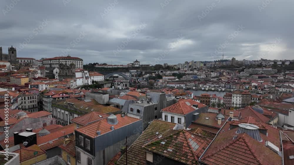  ruas do Porto, com calçadas de pedra e edifícios históricos alinhados em ambos os lados. Um carro moderno está em movimento, capturado no ato de conduzir pelas vias estreitas e sinuosas da cidade. As