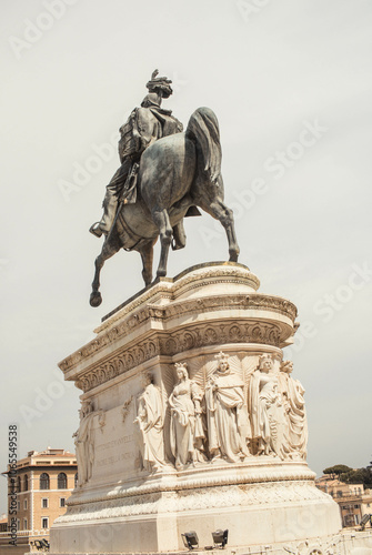 statue of monarch