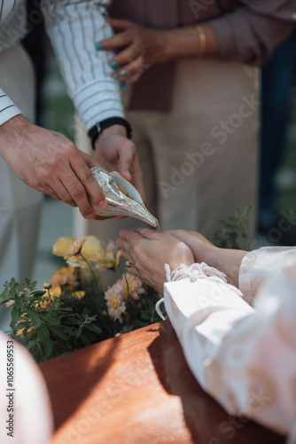 The bride and groom pour water and receive blessings.