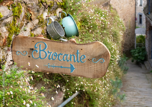 Panneau brocante en bois dans un village