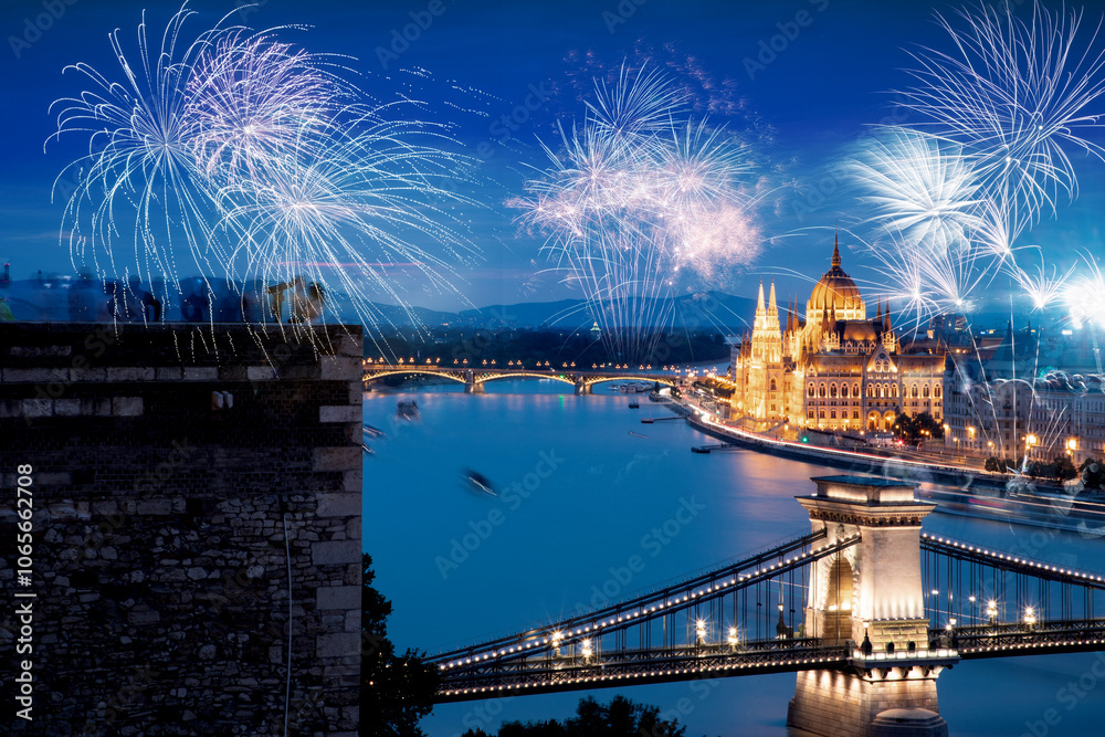 Obraz premium fireworks display over parliament in Budapest New Year in the city