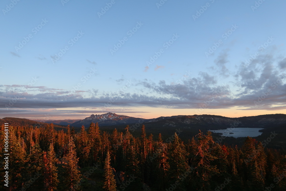Obraz premium sunset in the mountains