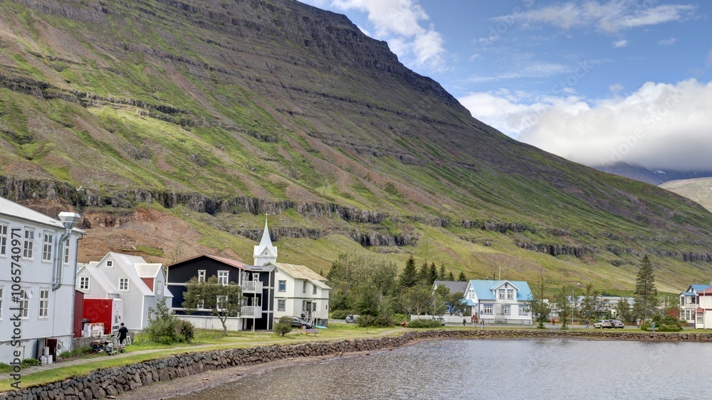 Obraz premium Ville de Seydisfordjur en Islande en été