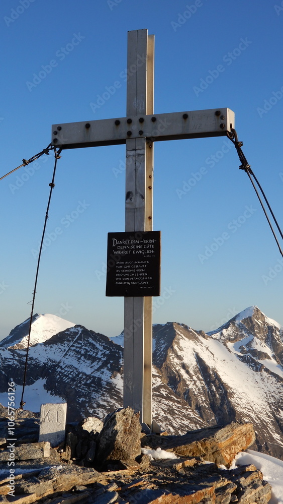 Obraz premium das Gipfelkreuz am Fuscherkarkopf 3331m