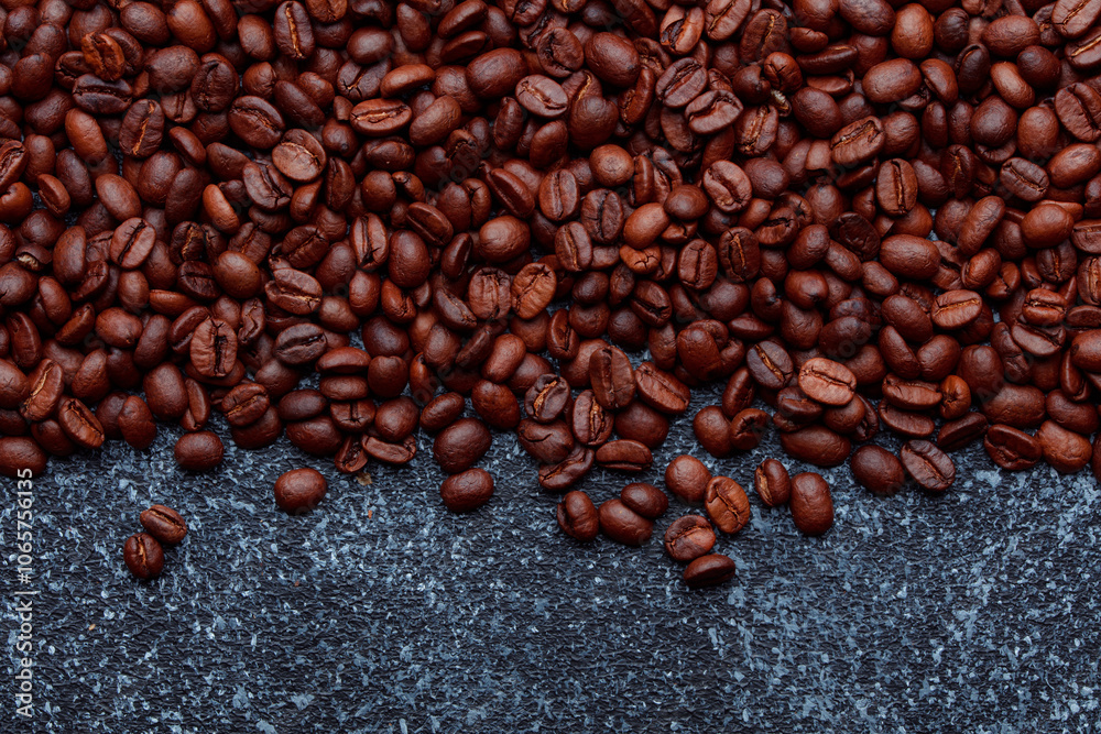Obraz premium Roasted coffee beans in bowl. Rusty background for coffee shop menu. Top view and copy space.