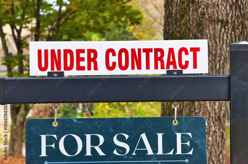 Obraz premium Home under contract sign